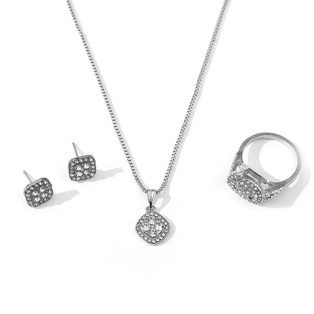 Parure de mariée trois pièces : bague de fiançailles, clous d'oreilles et collier