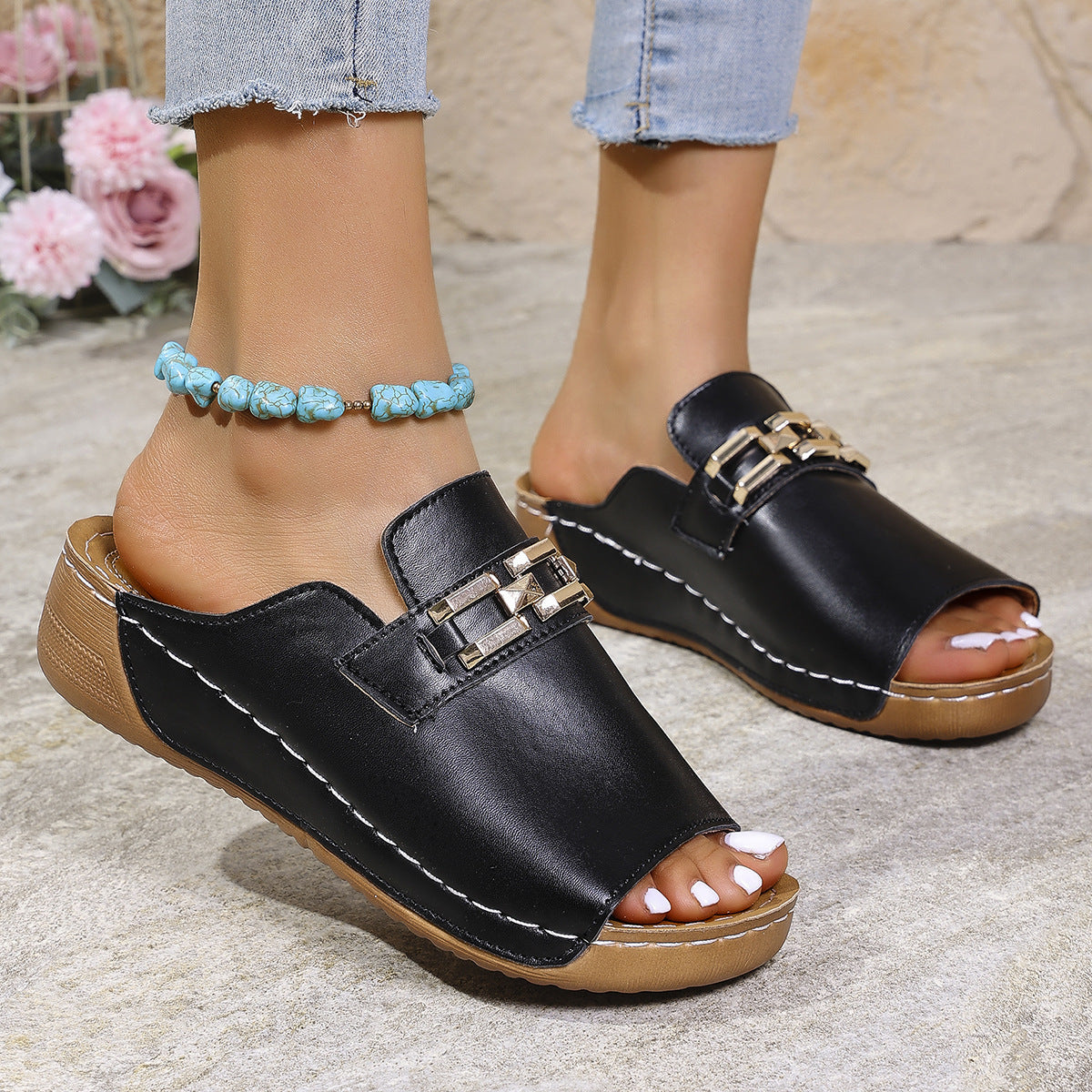 Pantoufles peep toe grande taille avec accessoires métalliques