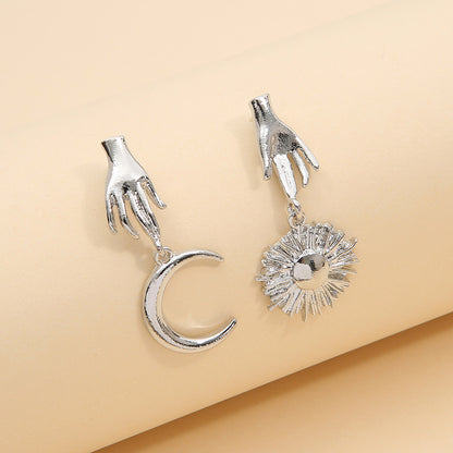 Boucles d'oreilles longues rétro européennes et américaines, boucles d'oreilles à pampilles de tempérament, boucles d'oreilles simples et tendance soleil lune pour femmes