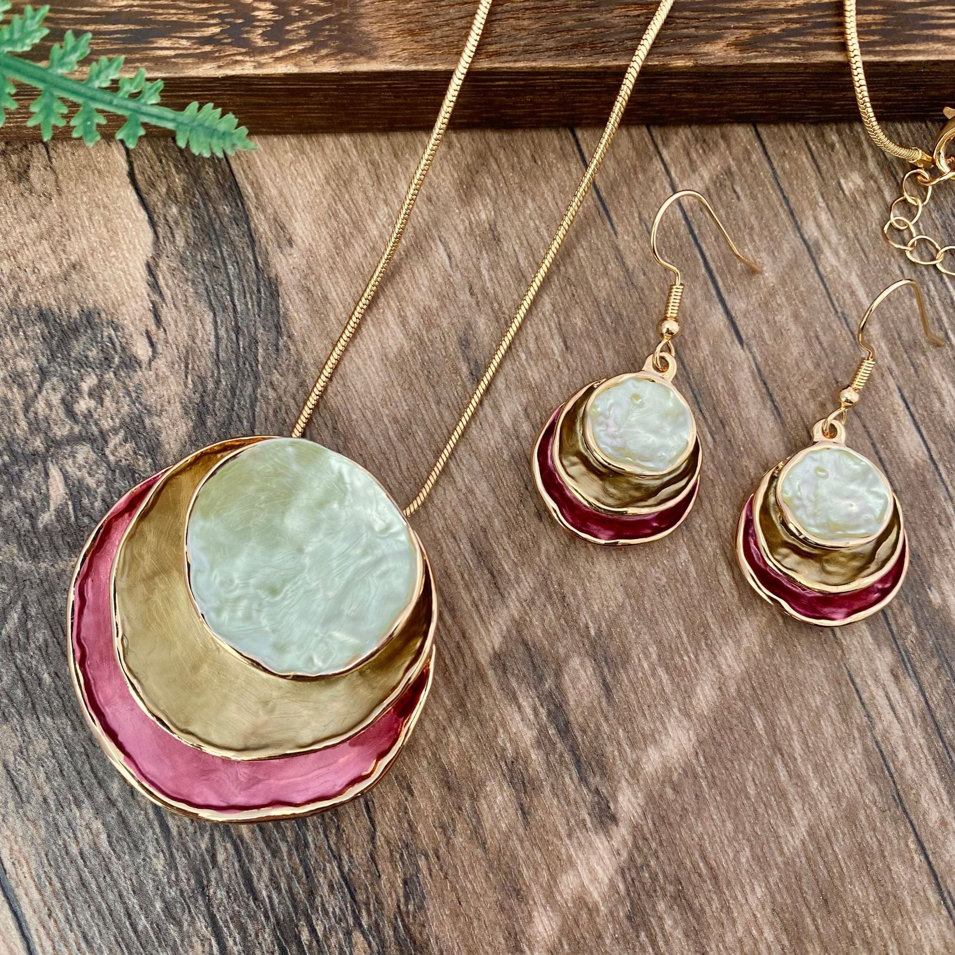 Conjunto de pendientes y collar con colgante hueco de tres capas de aceite de color