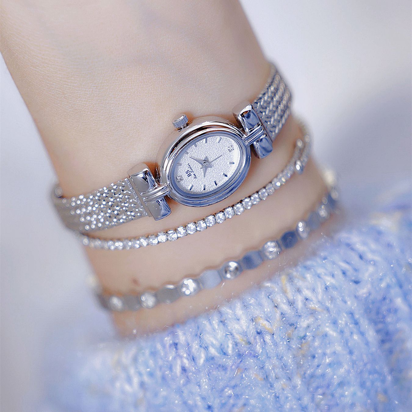 Montre en argent de petite taille au tempérament de luxe léger, style bijoux mi-anciens