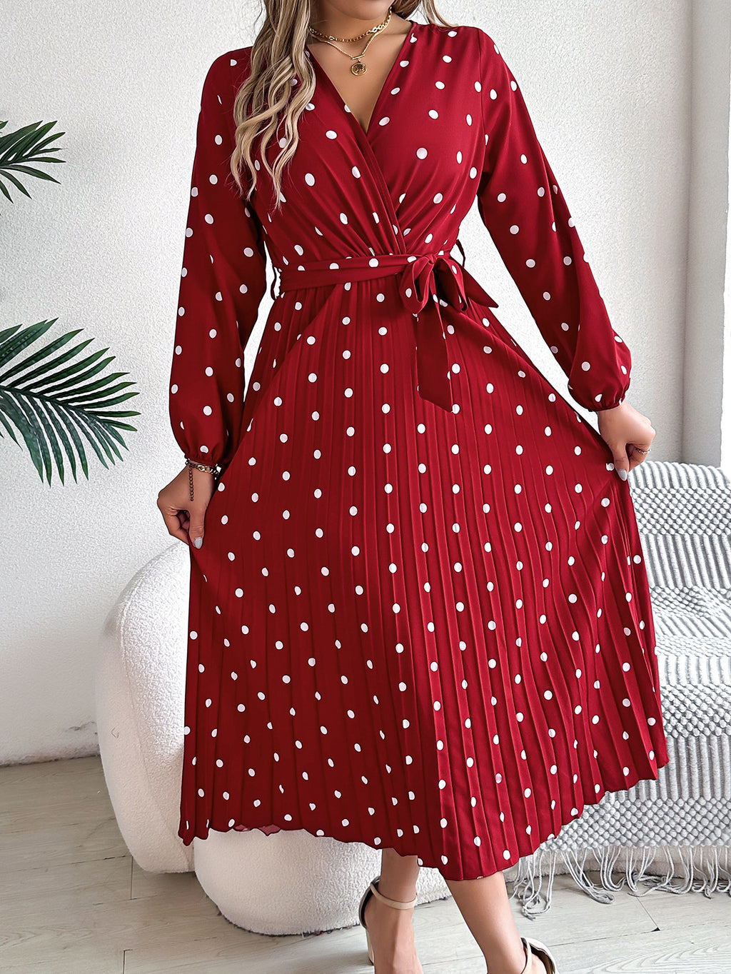 Vestido largo elegante primavera-verano con cuello en V cruzado, lunares en contraste, manga larga y plisado, para damas de honor