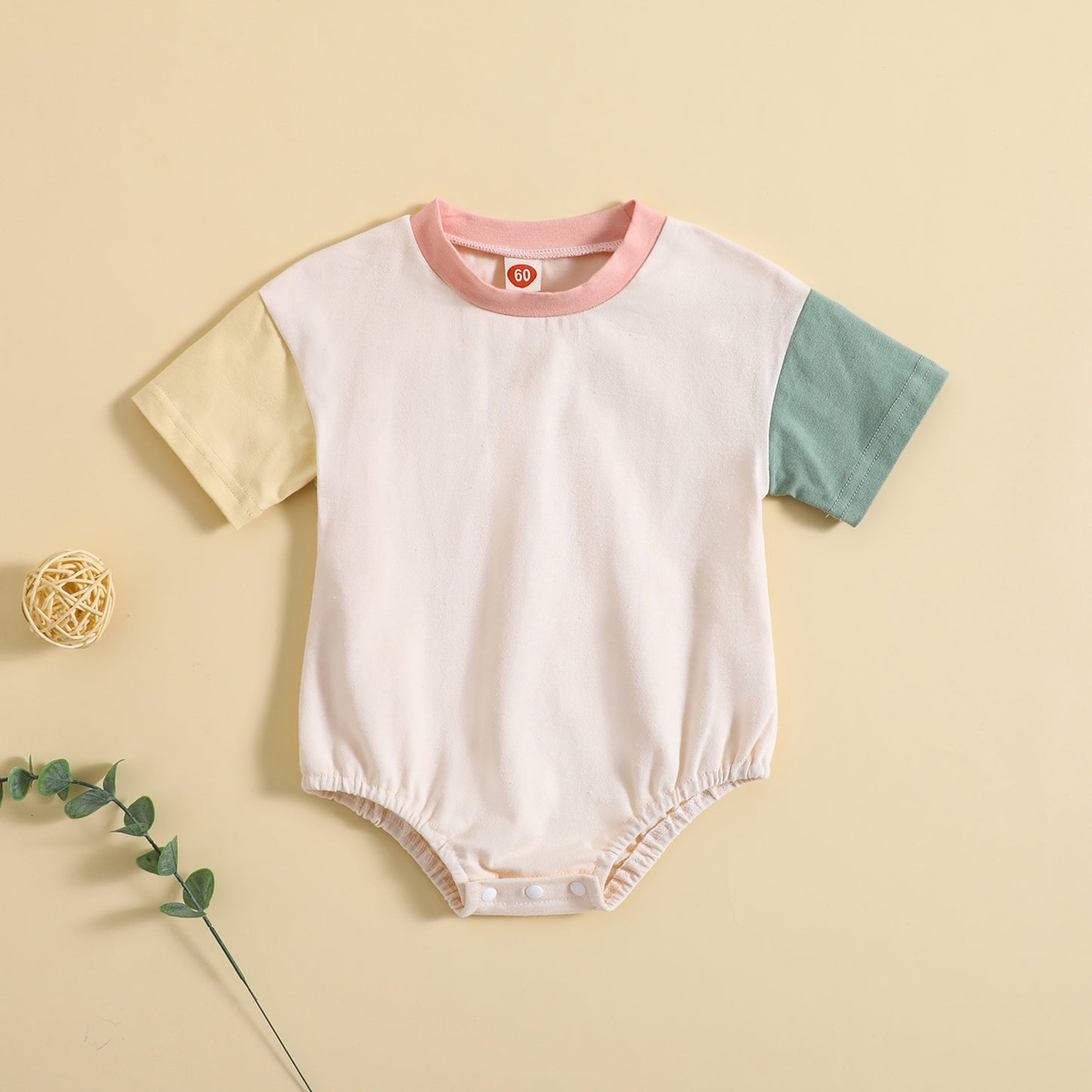 Barboteuse unie bébé à manches courtes avec coutures