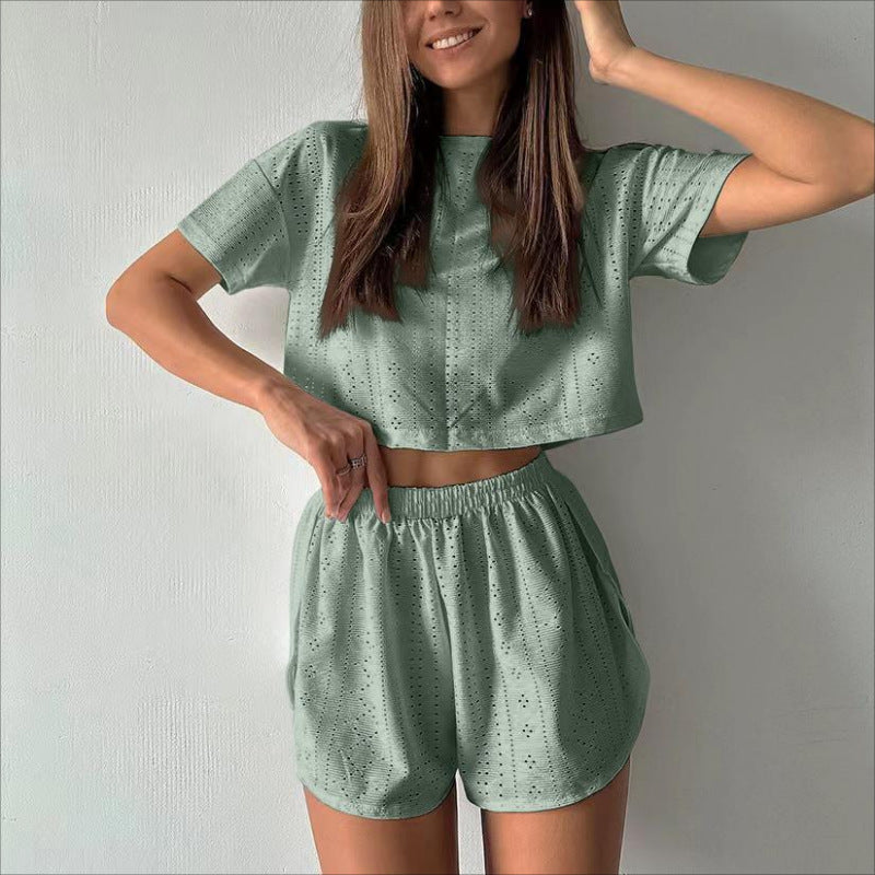 2 piezas de traje casual hueco con top corto de manga corta y pantalones cortos con aberturas elásticos, ropa deportiva de moda de verano para mujer