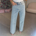 Belle femme avec un pantalon droit taille haute
