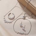 Sencillo y Elegante Conjunto de Joyas con Circonita Incrustada, Collar de Flores Plateado, Exquisitos Pendientes, Pulsera y Anillo, Adecuado para el Uso Diario y Festivo de la Mujer