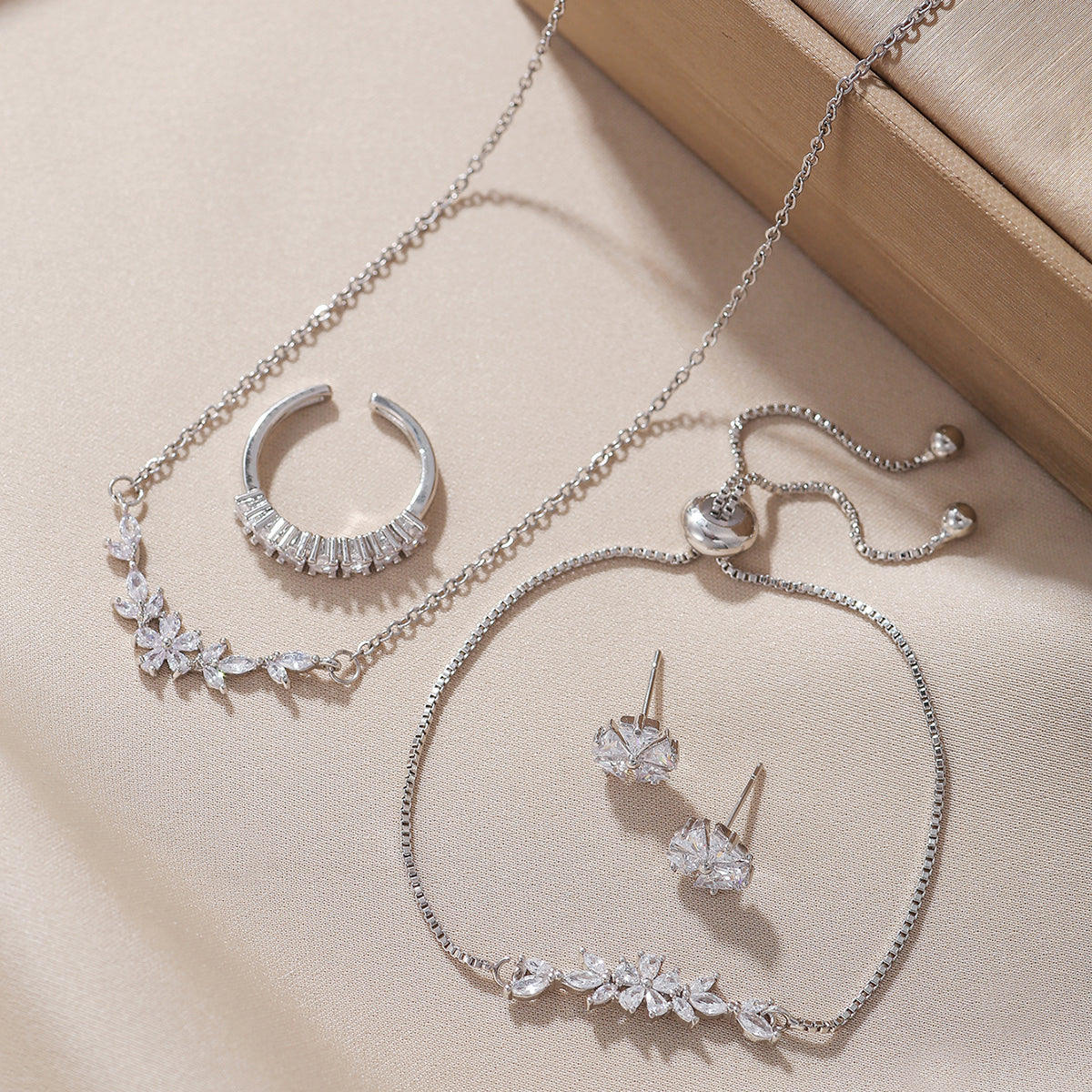 Sencillo y Elegante Conjunto de Joyas con Circonita Incrustada, Collar de Flores Plateado, Exquisitos Pendientes, Pulsera y Anillo, Adecuado para el Uso Diario y Festivo de la Mujer