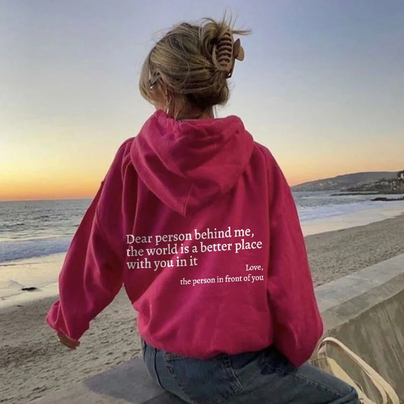 Querida persona detrás de mí, el mundo es un lugar mejor contigo en él, amor, la persona frente a ti. Sudadera con capucha unisex con estampado de letras de felpa y bolsillo tipo canguro con cordón ajustable.