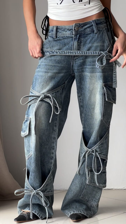 Jeans utilitarios de mezclilla con elementos anudados