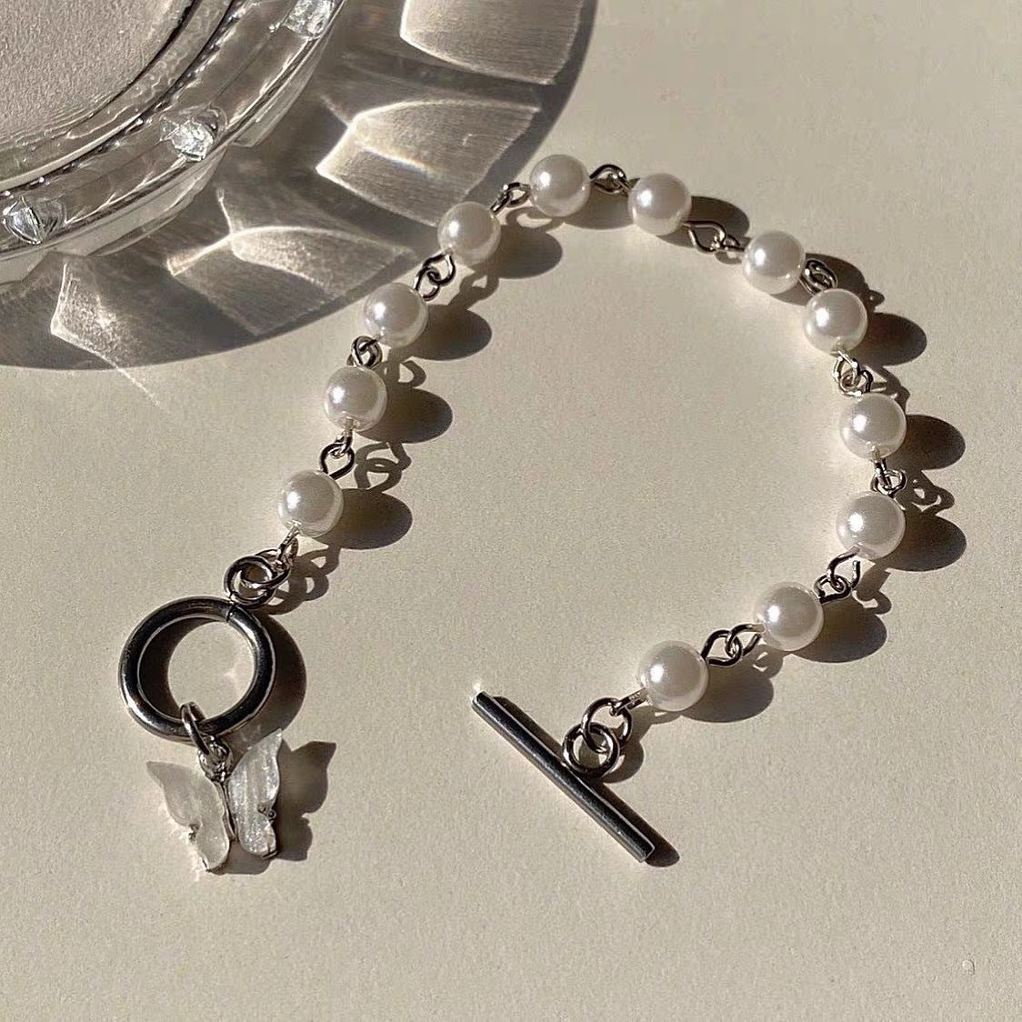 Pulsera de Perlas con Colgante de Mariposa Galvanizado