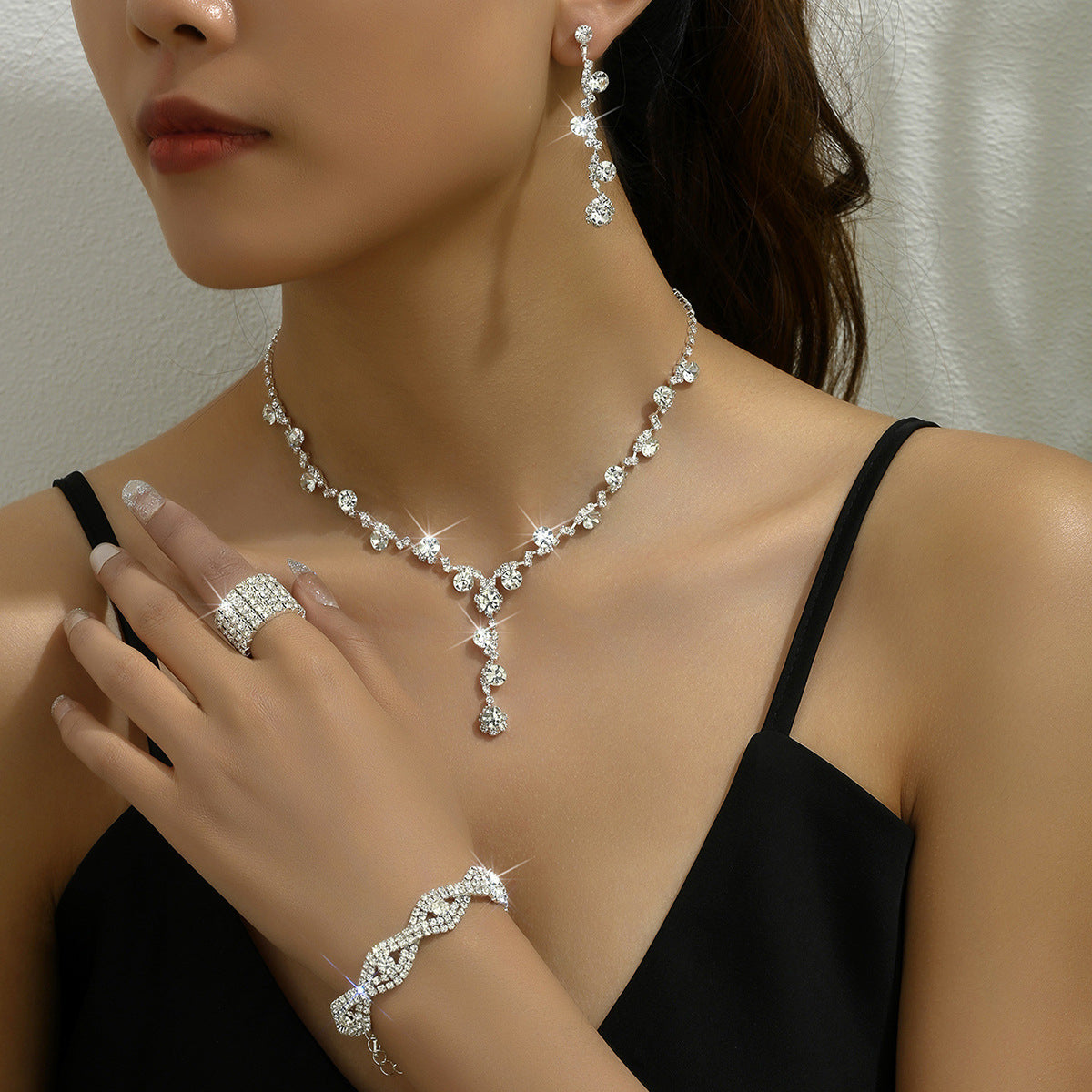 Collier en cristal, boucles d'oreilles et bracelet tendance