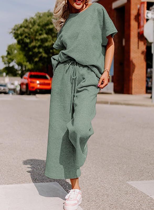 Conjunto de dos piezas de ropa de mujer informal con textura de color sólido, pantalones y manga corta