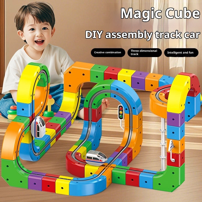 Petits jouets de blocs de construction électriques assemblés en forme de cube de voie ferrée