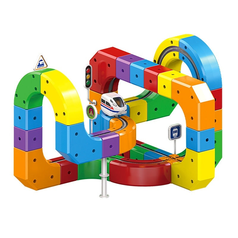 Petits jouets de blocs de construction électriques assemblés en forme de cube de voie ferrée