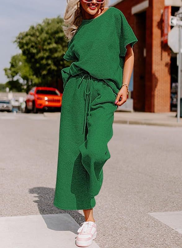 Conjunto de dos piezas de ropa de mujer informal con textura de color sólido, pantalones y manga corta