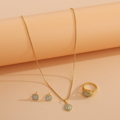 Parure de mariée trois pièces : bague de fiançailles, clous d'oreilles et collier