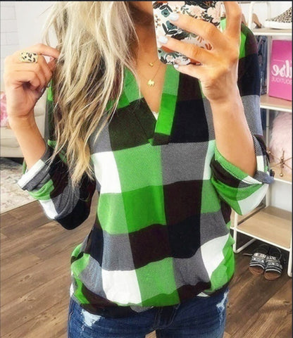 Camisa de franela a cuadros con estilo - Top suave de manga larga con cuello en V y ajuste relajado para uso diario, ropa informal para mujer para la temporada de otoño e invierno