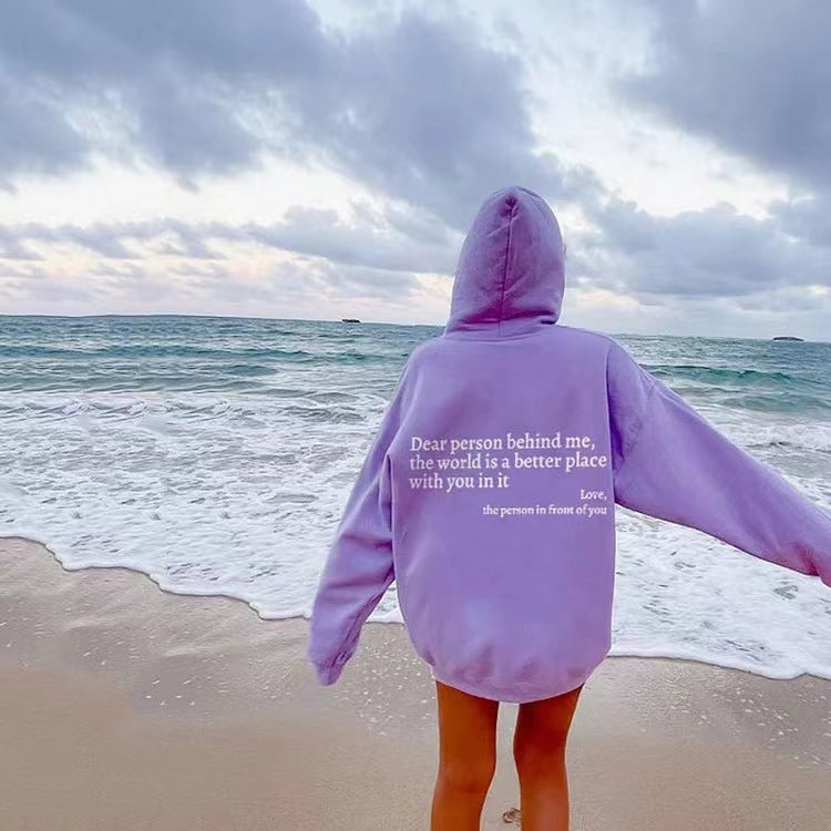 Querida persona detrás de mí, el mundo es un lugar mejor contigo en él, amor, la persona frente a ti. Sudadera con capucha unisex con estampado de letras de felpa y bolsillo tipo canguro con cordón ajustable.
