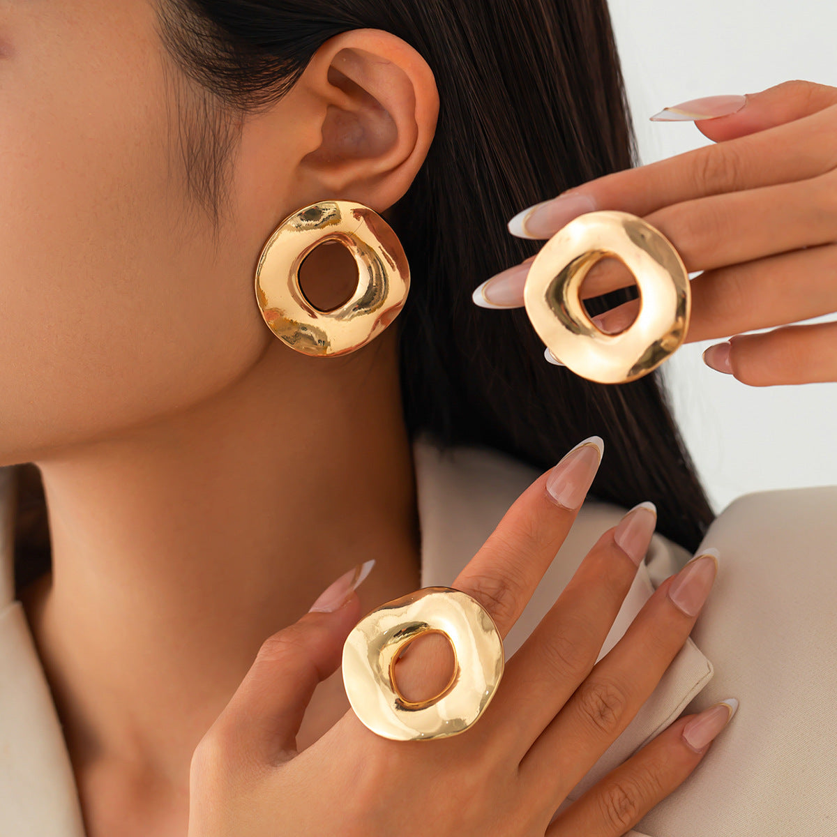 Boucles d'oreilles brillantes rondes irrégulières avec personnalité en géométrie creuse