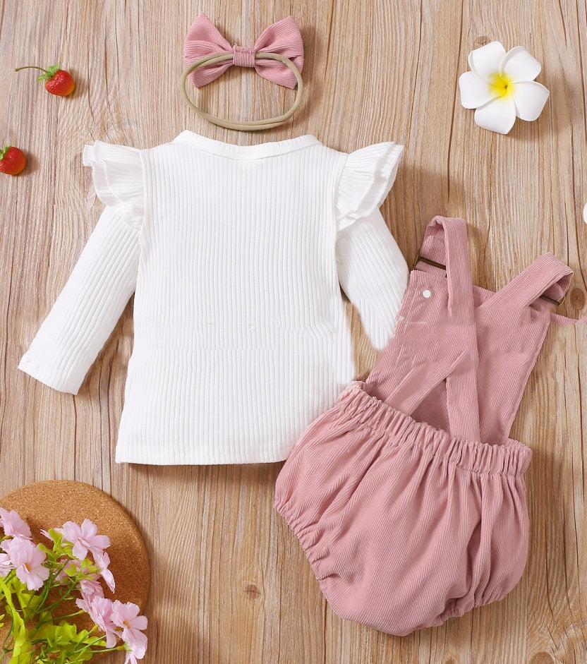 Traje de camiseta lisa con raya hundida y pantalón con tirantes