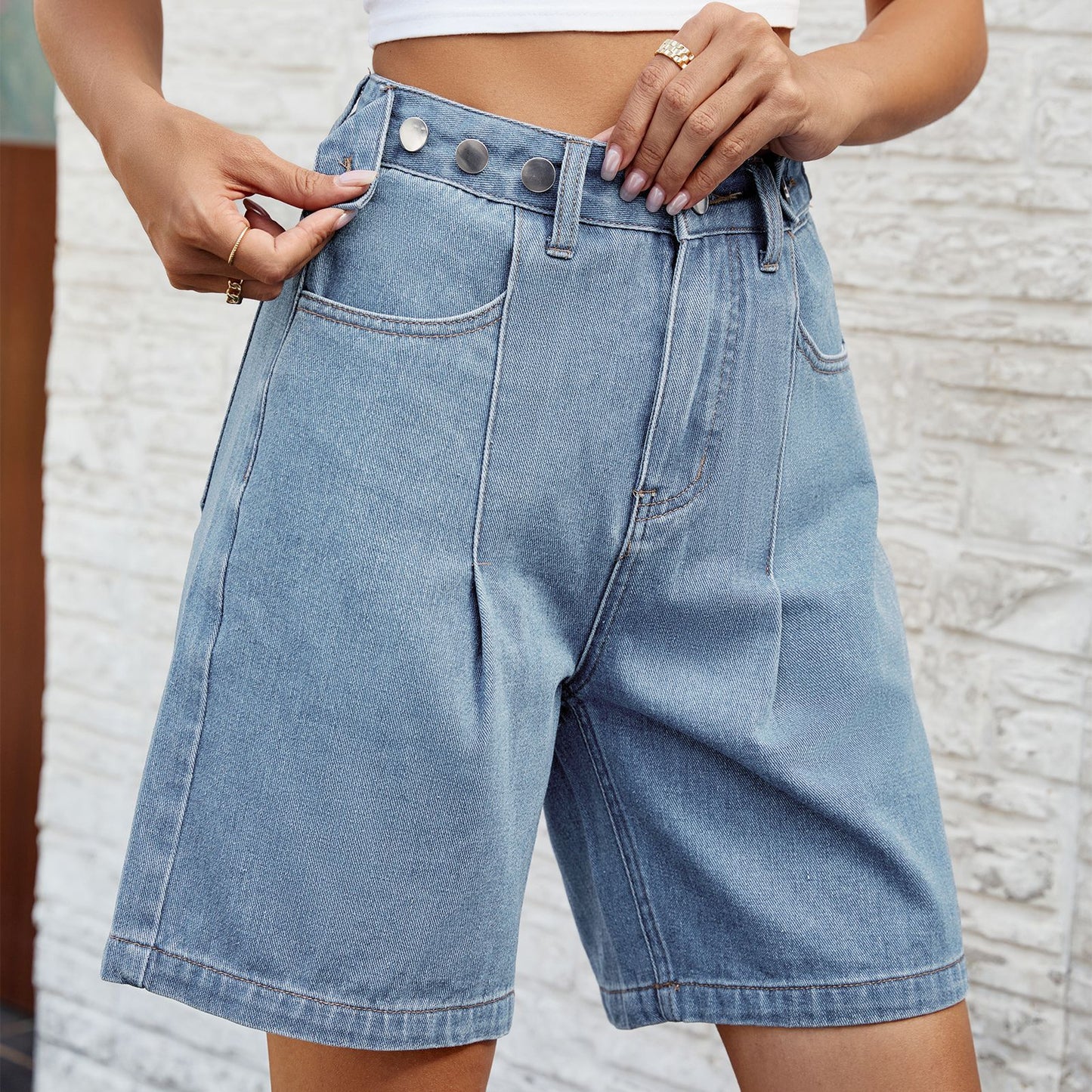 Short en jean pour femme avec taille ajustable, modèle tendance pour l'été.