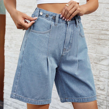 Short en jean pour femme avec taille ajustable, modèle tendance pour l'été.