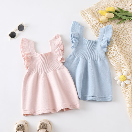 Vestido con volante en las mangas y dobladillo deshilachado para niña