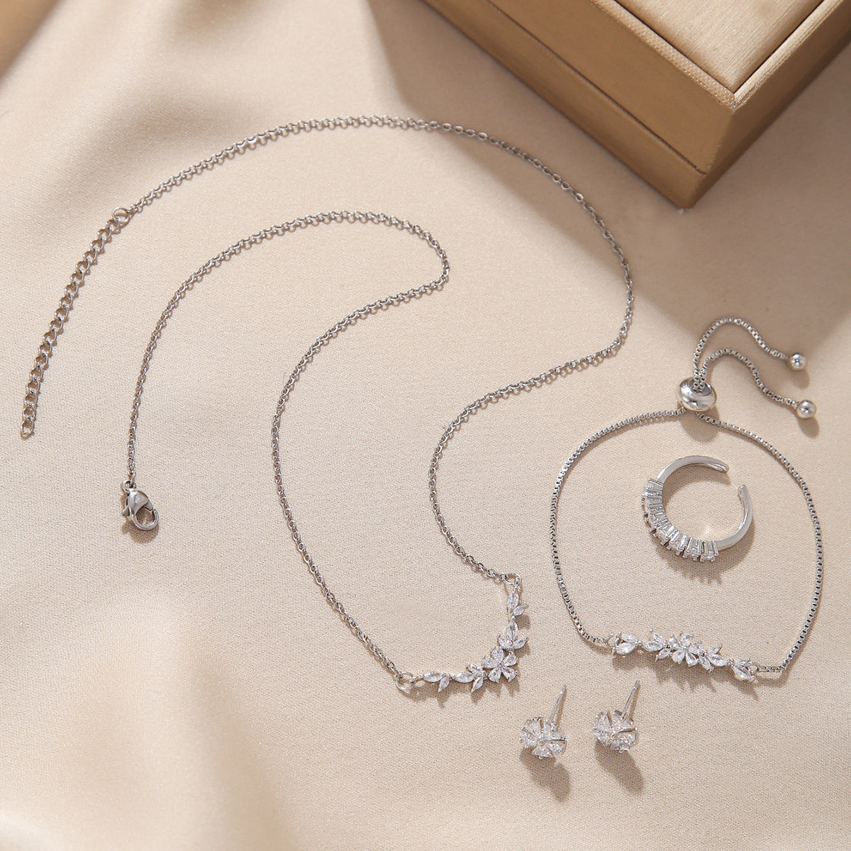 Sencillo y Elegante Conjunto de Joyas con Circonita Incrustada, Collar de Flores Plateado, Exquisitos Pendientes, Pulsera y Anillo, Adecuado para el Uso Diario y Festivo de la Mujer