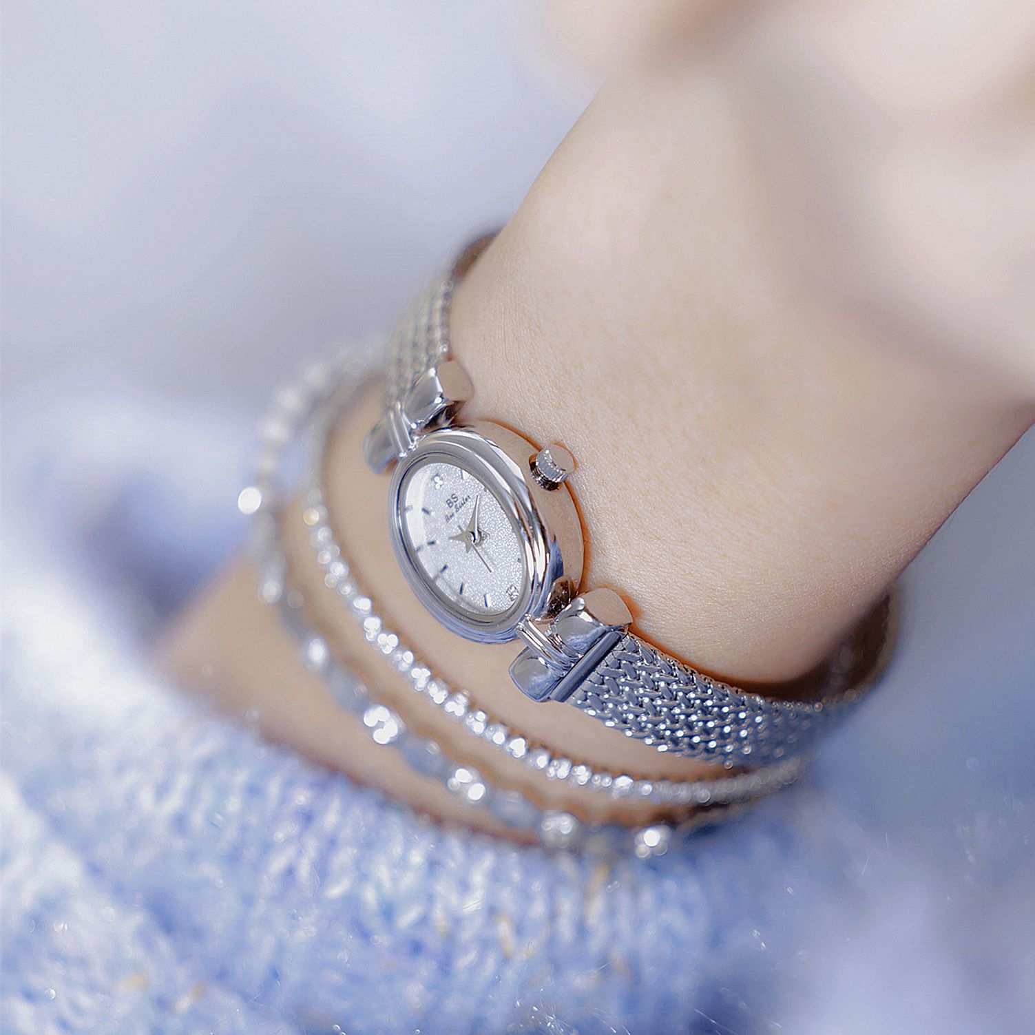 Montre en argent de petite taille au tempérament de luxe léger, style bijoux mi-anciens