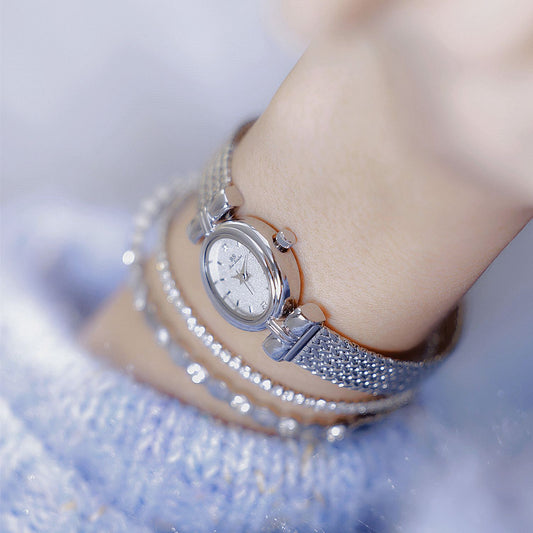 Reloj Pequeño de Plata de Lujo Ligero con Temperamento Joyería de Mediana Antigüedad